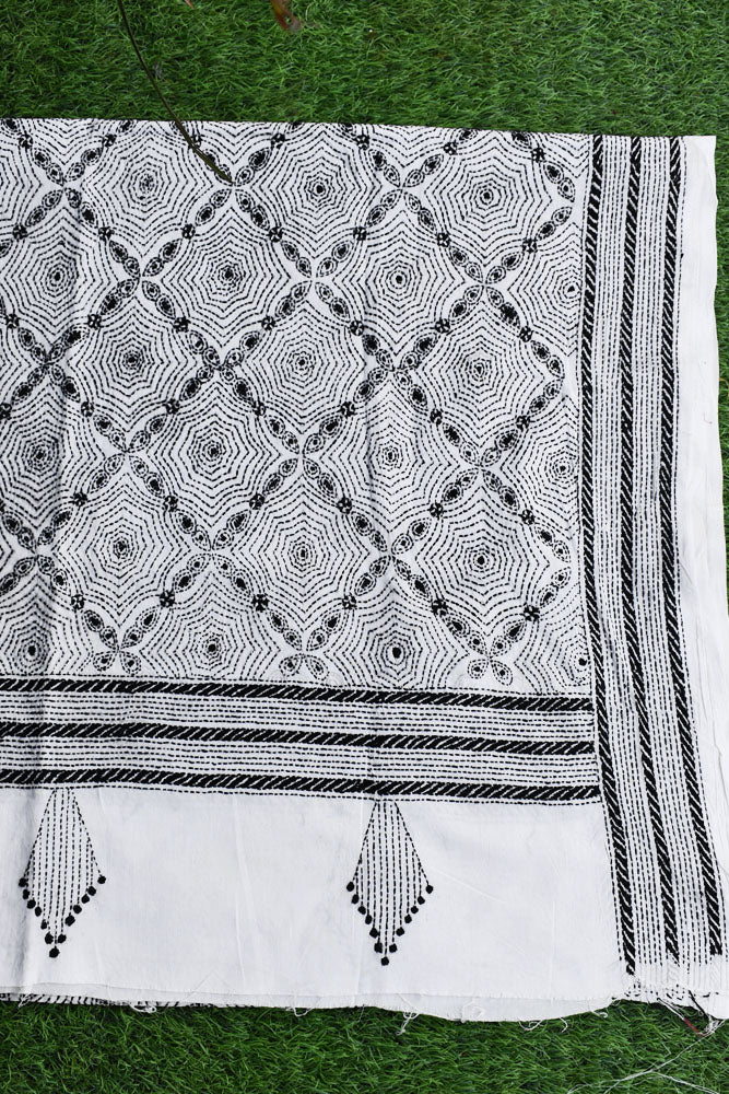 Hand embroidered Cotton Dupatta with Bengal Kantha work