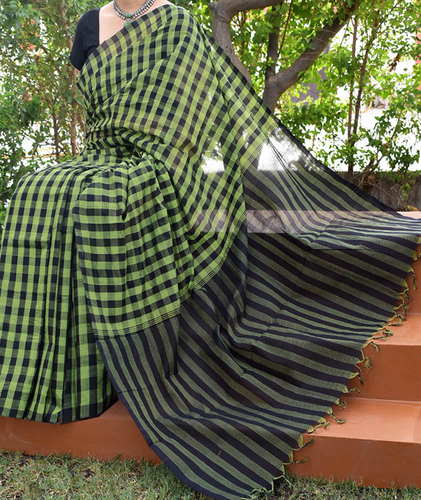 Elegant Handwoven Mangalgiri Cotton Saree with Checks