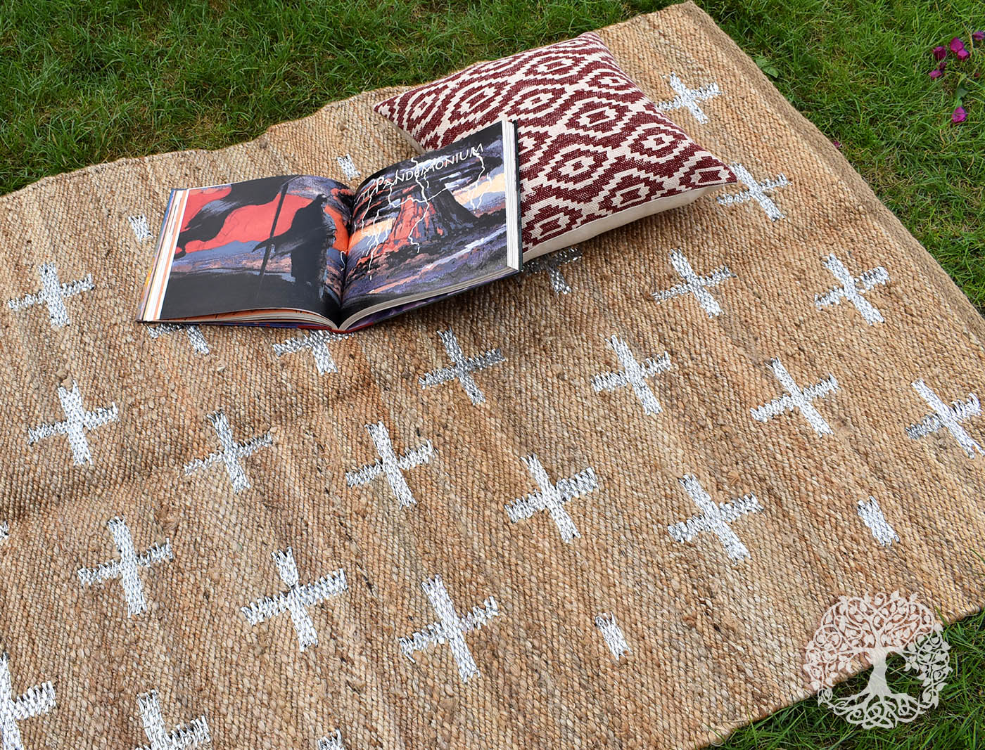 Handwoven Jute Hemp rug with woven silver motifs | 6 x 4 ft