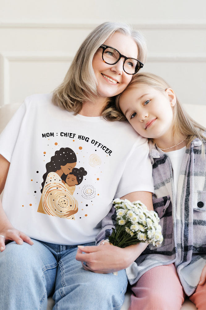 Mom : Chief Hug Officer - Classic Unisex T-shirt