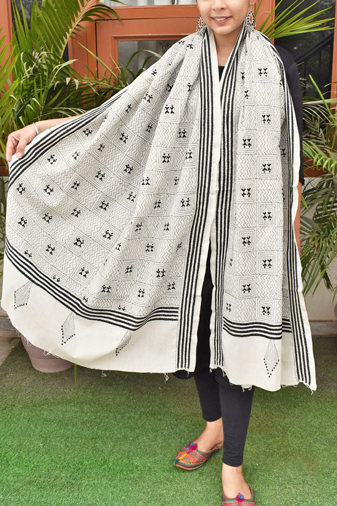 Hand embroidered Cotton Dupatta with Bengal Kantha work